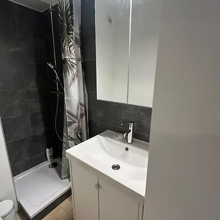 Bright Apartment, 5-minute Walk To Apartamento